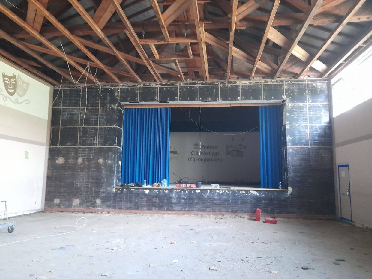 Entkernte Turnhalle mit Blick auf die Bühne