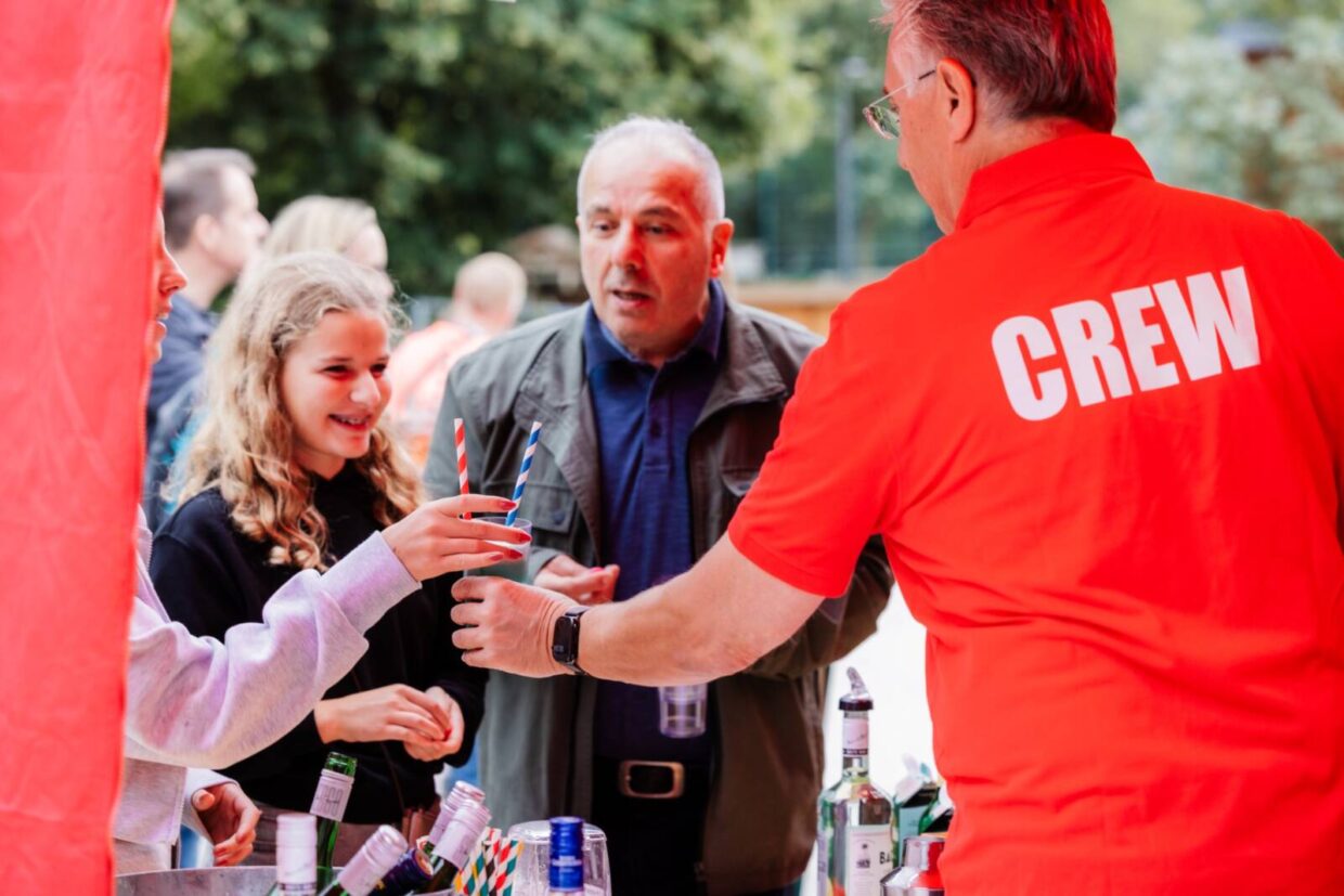 Barkeeper gibt Cocktail aus
