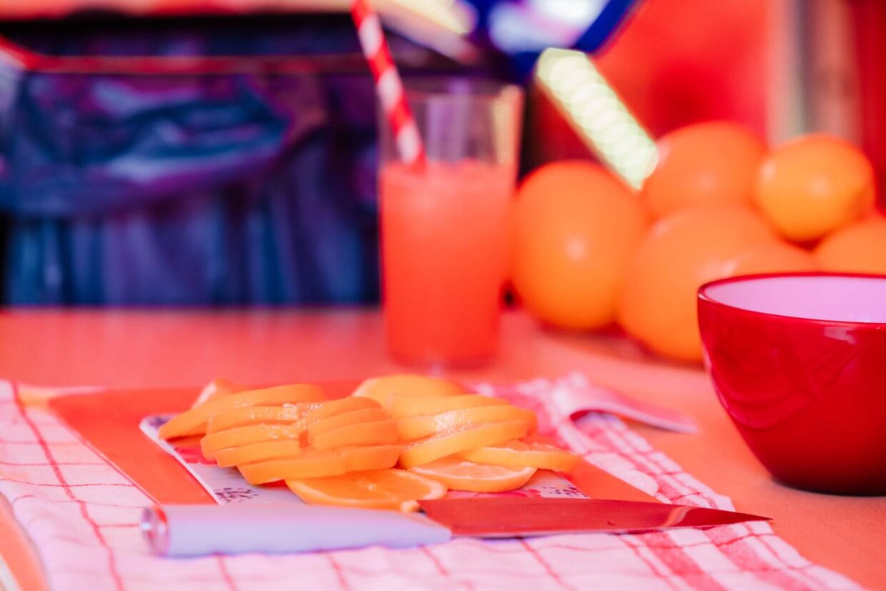 Schneidebrett mit Orangenscheiben