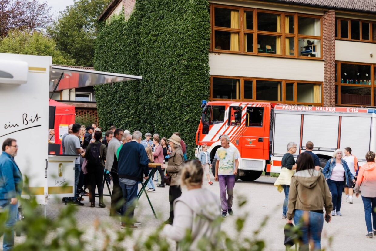 Feuerwehrauto auf dem Schulhof
